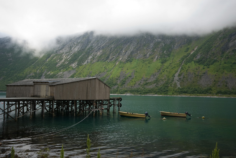 36 Gryllefjord 8.jpg - Pilvet roikkuivat illalla matalalla vuonon pohjukassa